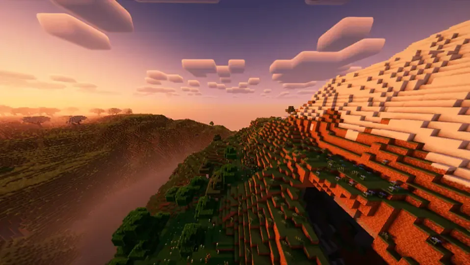 Mundo de minecraft con una montaña enorme de nieve, en un atardecer