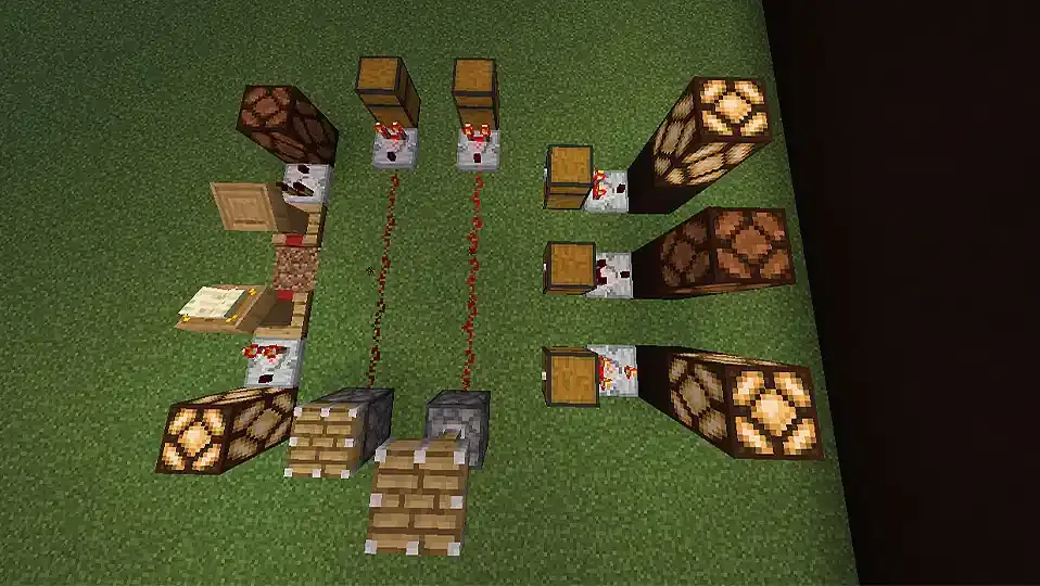 Varios componentes de redstone demostrando como se usa el comparador de redstone con un fondo de un mundo plano